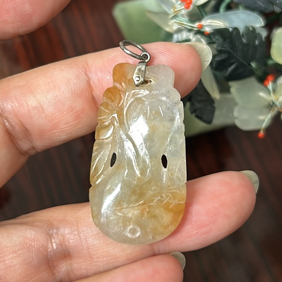 🖤ANTIQUE CHINESE CARVED JADE FRUIT PENDANT